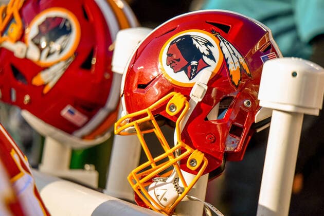 CHARLOTTE, NC - DECEMBER 01: A Washington Redskins helmet rest on the warmer behind the bench during the game between the Carolina Panthers and the Washington Redskins at Bank of America Stadium on December 01, 2019 in Charlotte, NC. (Photo by William Howard Icon Sportswire) NFL, American Football Herren, USA DEC 01 Redskins at Panthers Icon19120114
