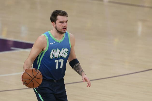 LOS ANGELES, CA - DECEMBER 01: Dallas Mavericks forward Luka Doncic (77) brings the ball up court during an NBA, Basketball Herren, USA game between the Dallas Mavericks and the Los Angeles Lakers on December 01, 2019, at Staples Center in Los Angeles, CA. (Photo by Jevone Moore Icon Sportswire) NBA: DEC 01 Mavericks at Lakers Icon1912014988