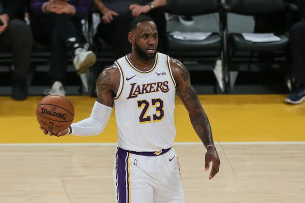 LOS ANGELES, CA - DECEMBER 01: Los Angeles Lakers forward LeBron James (23) looks to pass during an NBA, Basketball Herren, USA game between the Dallas Mavericks and the Los Angeles Lakers on December 01, 2019, at Staples Center in Los Angeles, CA. (Photo by Jevone Moore Icon Sportswire) NBA: DEC 01 Mavericks at Lakers Icon1912015024
