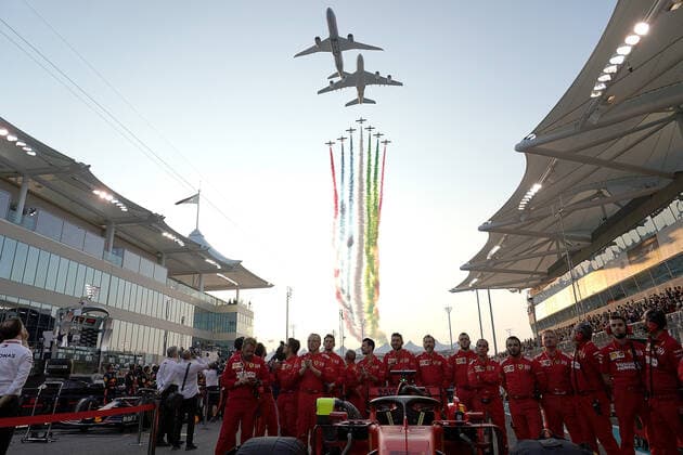 FORMULA 1 ETIHAD AIRWAYS ABU DHABI GRAND PRIX 2019 01 12 2019, Yas Marina Circuit, Abu Dhabi, FORMULA 1 ETIHAD AIRWAYS ABU DHABI GRAND PRIX 2019 , in the picture The Ferrari mechanics of Sebastian Vettel GER 5 , Scuderia Ferrari Mission Winnow are standing behind the car on the grid, in the background aircraft of the airline Etihad fly over the race track nordphotoxBratic nph00250