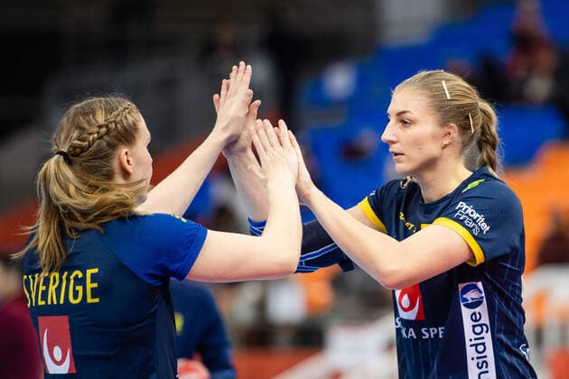 191202 Evelina Källhage and Linn Blohm of Sweden ahead of the Women s World Handball Championship match between China and Sweden on December 2, 2019 in Kumamoto Photo Ludvig Thunman BILDBYRAN kod LT 35690 bbeng dam women handball handboll world handball championship 2019 sverige sweden china kina,  Copyright: LUDVIGxTHUNMAN BB191202LT002