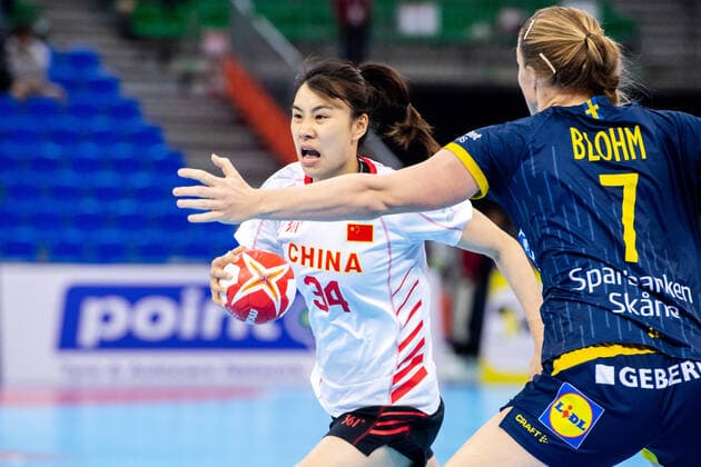 191202 Jin Meng Qing of China and Linn Blohm of Sweden during the Women s World Handball Championship match between China and Sweden on December 2, 2019 in Kumamoto Photo Ludvig Thunman BILDBYRAN kod LT 35690 bbeng dam women handball handboll world handball championship 2019 sverige sweden china kina,  Copyright: LUDVIGxTHUNMAN BB191202LT008