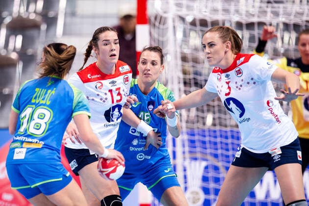 191202 Kari Brattset and Emilie Hegh Arntzen of Norway against Teja Ferfolja of Slovenia during the Women s World Handball Championship game between Slovenia and Norway on December 2, 2019 in Kumamoto Photo Daniel Stiller Bildbyran kod DS 59409 bbeng dam women handball handboll world handball championship 2019 norway norge handball vm slovenia slovenien,  Copyright: DANIELxSTILLER BB191202DS021