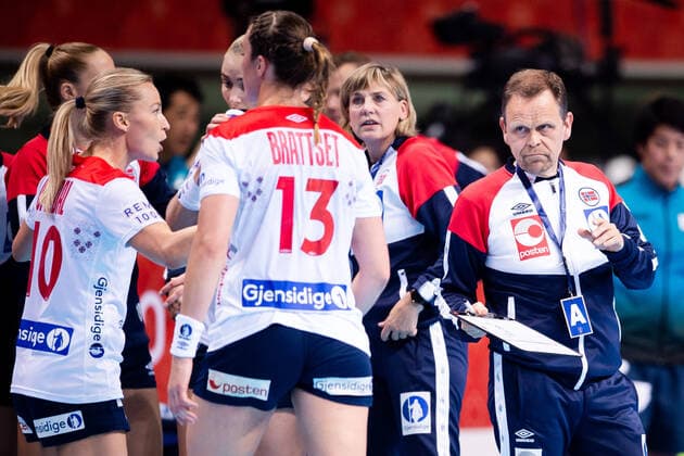 191202 Stine Bredal Oftedal and Thorir Hergeirsson, head coach,of Norway during the Women s World Handball Championship game between Slovenia and Norway on December 2, 2019 in Kumamoto Photo Daniel Stiller Bildbyran kod DS 59409 bbeng dam women handball handboll world handball championship 2019 norway norge handball vm slovenia slovenien,  Copyright: DANIELxSTILLER BB191202DS023