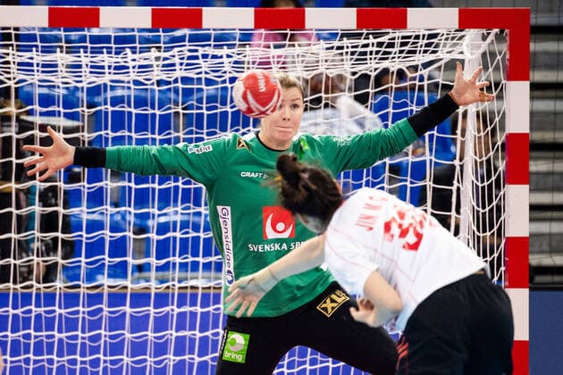 191202 Jin Meng Qing of China against goalkeeper Martina Thörn of Sweden during the Women s World Handball Championship match between China and Sweden on December 2, 2019 in Kumamoto Photo Ludvig Thunman BILDBYRAN kod LT 35690 bbeng dam women handball handboll world handball championship 2019 sverige sweden china kina,  Copyright: LUDVIGxTHUNMAN BB191202LT031