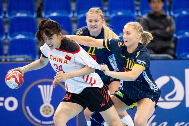 191202 Hanna Blomstrand and Mathilda Lundström of Sweden against Jin Meng Qing of China during the Womens World Handball Championship match between China and Sweden on December 2, 2019 in Kumamoto Photo Ludvig Thunman BILDBYRAN code LT 35690 bbeng dam women handball handball world handball championship 2019 sweden Sweden China China,  Copyright: LUDVIGxTHUNMAN BB191202LT040