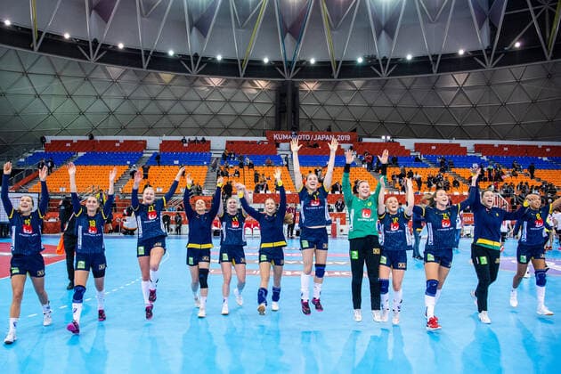191202 Players of Sweden celebrate after the Women s World Handball Championship match between China and Sweden on December 2, 2019 in Kumamoto Photo Ludvig Thunman BILDBYRAN kod LT 35690 bbeng dam women handball handboll world handball championship 2019 sverige sweden china kina jubel,  Copyright: LUDVIGxTHUNMAN BB191202LT047