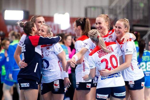 191202 Players of Norway celebrate after he Women s World Handball Championship game between Slovenia and Norway on December 2, 2019 in Kumamoto Photo Daniel Stiller Bildbyran kod DS 59409 bbeng dam women handball handboll world handball championship 2019 norway norge handball vm slovenia slovenien jubel,  Copyright: DANIELxSTILLER BB191202DS041