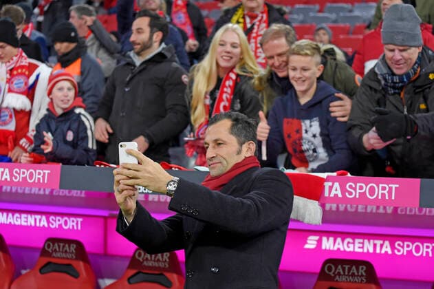 30 11 2019, Football 1 Bundesliga 2019 2020, 13 Spieltag, FC Bayern München Bayer 04 Leverkusen, in the Allianz Arena Munich Sports Director Hasan Salihamidzic Bayern München makes a selfie for the fans with their mobile phones DFL and DFB regulations prohibit any use of photographs as image sequences and or quasi video