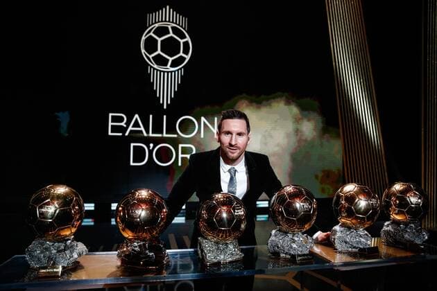 Sport Bilder des Tages (191203) -- PARIS, Dec. 3, 2019 (Xinhua) -- Barcelona s Argentinian forward Lionel Messi poses with the trophies during the Ballon d Or 2019 awards ceremony at the Theatre du Chatelet in Paris, France, Dec. 2, 2019. (Photo by Aurelien Morissard Xinhua) (SP)FRANCE-PARIS-SOCCER-BALLON D OR 2019 AWARDS 