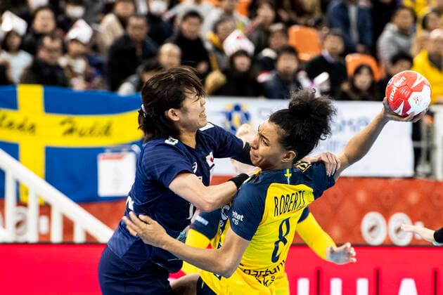 191203 Jamina Roberts of Sweden and Yuki Tanabe of Japan during the Women s World Handball Championship match between Sweden and Japan on December 3, 2019 in Kumamoto Photo Ludvig Thunman BILDBYRAN kod LT 35691 bbeng dam women handball handboll world handball championship 2019 sverige sweden japan,  Copyright: LUDVIGxTHUNMAN BB191203LT014