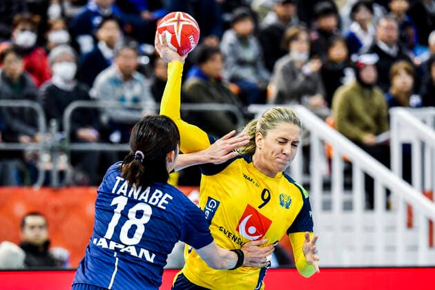 191203 Melissa Petren of Sweden and Yuki Tanabe of Japan during the Women s World Handball Championship match between Sweden and Japan on December 3, 2019 in Kumamoto Photo Ludvig Thunman BILDBYRAN kod LT 35691 bbeng dam women handball handboll world handball championship 2019 sverige sweden japan,  Copyright: LUDVIGxTHUNMAN BB191203LT018