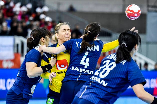 191203 Melissa Petren of Sweden against Yui Sunami of Japan during the Women s World Handball Championship match between Sweden and Japan on December 3, 2019 in Kumamoto Photo Ludvig Thunman BILDBYRAN kod LT 35691 bbeng dam women handball handboll world handball championship 2019 sverige sweden japan,  Copyright: LUDVIGxTHUNMAN BB191203LT019