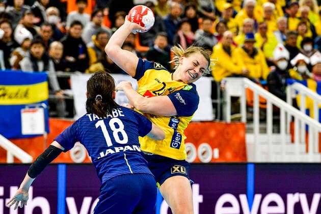 191203 Isabelle Gullden of Sweden and Yuki Tanabe of Japan during the Women s World Handball Championship match between Sweden and Japan on December 3, 2019 in Kumamoto Photo Ludvig Thunman BILDBYRAN kod LT 35691 bbeng dam women handball handboll world handball championship 2019 sverige sweden japan,  Copyright: LUDVIGxTHUNMAN BB191203LT028
