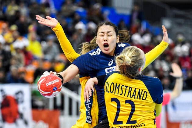 191203 Kaho Sunami of Japan and Hanna Blomstrand of Sweden during the Womens World Handball Championship match between Sweden and Japan on December 3, 2019 in Kumamoto Photo Ludvig Thunman BILDBYRAN code LT 35691 bbeng dam women handball handball world handball championship 2019 sweden sweden japan,  Copyright: LUDVIGxTHUNMAN BB191203LT052