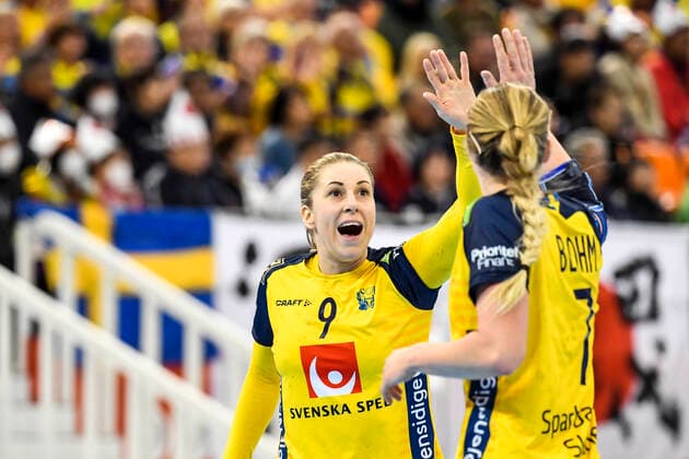 191203 Melissa Petren and Linn Blohm of Sweden celebrate during the Women s World Handball Championship match between Sweden and Japan on December 3, 2019 in Kumamoto Photo Ludvig Thunman BILDBYRAN kod LT 35691 bbeng dam women handball handboll world handball championship 2019 sverige sweden japan jubel celebration,  Copyright: LUDVIGxTHUNMAN BB191203LT058