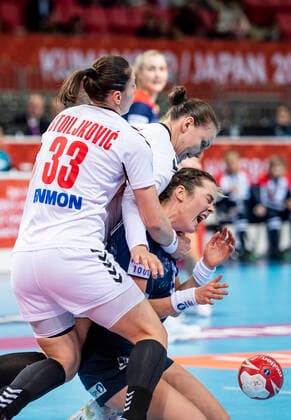 191203 Jovana Stoiljkovic of Serbia and Kari Brattset of Norway during the Women s World Handball Championship game between Norway and Serbia on December 3, 2019 in Kumamoto Photo Daniel Stiller Bildbyran kod DS 59413 bbeng dam women handball handboll world handball championship 2019 norway norge handball vm serbien serbia,  Copyright: DANIELxSTILLER BB191203DS066