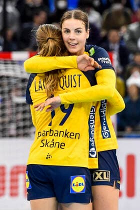 191203 Anna Lagerquist and Carin Strömberg celebrate after the Womens World Handball Championship match between Sweden and Japan on December 3, 2019 in Kumamoto Photo Ludvig Thunman BILDBYRAN code LT 35691 bbeng dam women handball handball world handball championship 2019 sweden sweden japan jubilee celebration,  Copyright: LUDVIGxTHUNMAN BB191203LT068
