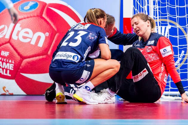 191203 Goalkeeper Silje Solberg of Norway is hurt during the Women s World Handball Championship game between Norway and Serbia on December 3, 2019 in Kumamoto Photo Daniel Stiller Bildbyran kod DS 59413 bbeng dam women handball handboll world handball championship 2019 norway norge handball vm serbien serbia skada injury,  Copyright: DANIELxSTILLER BB191203DS070