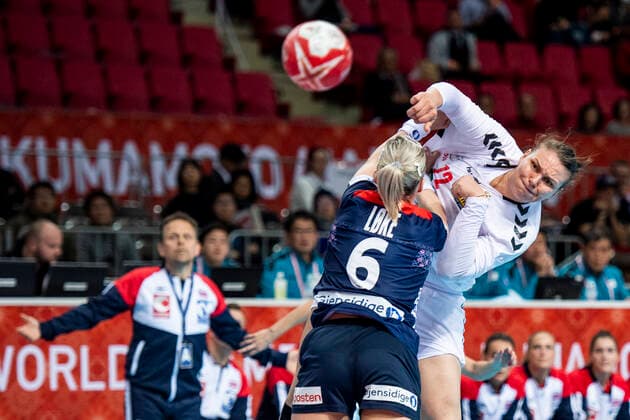 191203 Dragana Cvijic of Serbia and Heidi Loke of Norway during the Women s World Handball Championship game between Norway and Serbia on December 3, 2019 in Kumamoto Photo Daniel Stiller Bildbyran kod DS 59413 bbeng dam women handball handboll world handball championship 2019 norway norge handball vm serbien serbia,  Copyright: DANIELxSTILLER BB191203DS077
