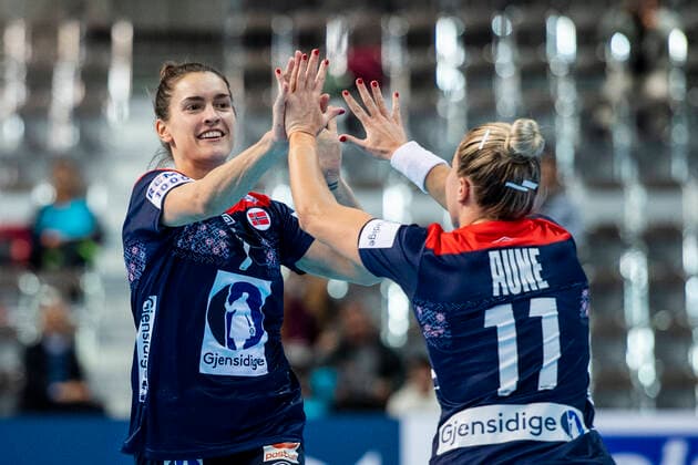 191203 Stine Skogrand and Malin Aune of Norway celebrate during the Women s World Handball Championship game between Norway and Serbia on December 3, 2019 in Kumamoto Photo Daniel Stiller Bildbyran kod DS 59413 bbeng dam women handball handboll world handball championship 2019 norway norge handball vm serbien serbia jubel celebration,  Copyright: DANIELxSTILLER BB191203DS083