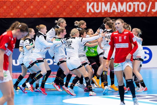 Handball, Women WM 2019, preliminary round, group B, 3 matchday , Denmark Germany the team of Germany, final cheers final cheers emotion joy Kumamoto Kumamoto Prefectural Gymnasium Kumamoto Japan