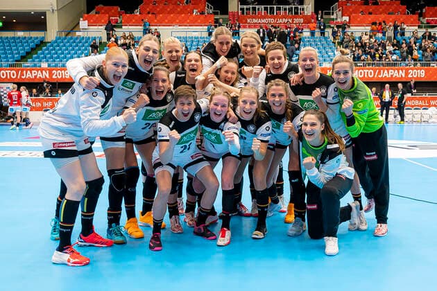 Handball, Women WM 2019, preliminary round, group B, 3 matchday , Denmark Germany the team of Germany, final cheer final cheer emotion joy group photo Kumamoto Kumamoto Prefectural Gymnasium Kumamoto Japan