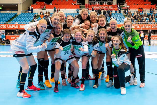 Handball, Women WM 2019, preliminary round, group B, 3 matchday , Denmark Germany the team of Germany, final cheer final cheer emotion joy group photo Kumamoto Kumamoto Prefectural Gymnasium Kumamoto Japan