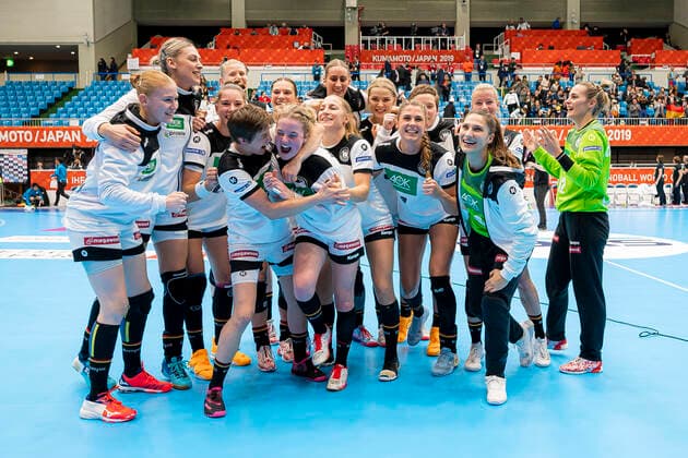 Handball, Women WM 2019, preliminary round, group B, 3 matchday , Denmark Germany the team of Germany, final cheer final cheer emotion joy group photo Kumamoto Kumamoto Prefectural Gymnasium Kumamoto Japan