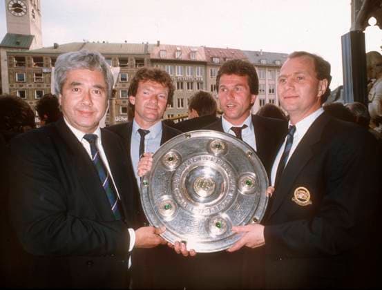 Celebration of the German Champion 1989 FC Bayern Munich on the town hall balcony at Marienplatz 17 06 1989 V l President Fritz Scherer, Co Coach Egon Coordes, Coach Jupp Heynckes and Manager Uli Hoeneß with the Champions Cup HM