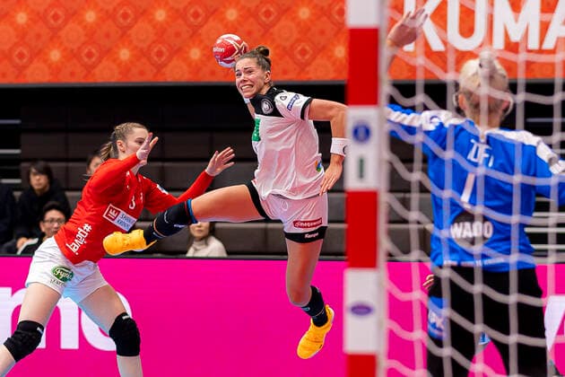 Handball, Women WM 2019, preliminary round, Group B, 3 matchday , Denmark Germany Emily Boelk Bölk Germany Thueringer HC , Goalkeeper Sandra Toft Denmark Kumamoto Kumamoto Prefectural Gymnasium Kumamoto Japan