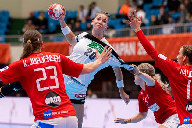 Handball, Women WM 2019, preliminary round, Group B, 3 matchday , Denmark Germany v li Kristina Jorgensen Denmark , Emily Boelk Bölk Germany Thueringer HC , Sarah Iversen Denmark Kumamoto Kumamoto Prefectural Gymnasium Kumamoto Japan