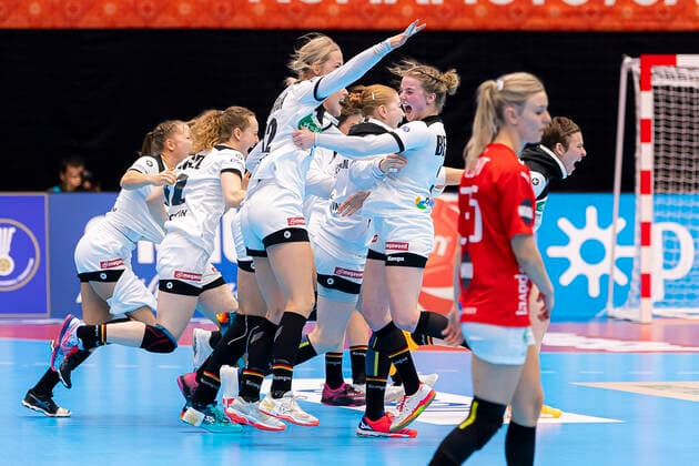 Handball, Women WM 2019, preliminary round, group B, 3 matchday , Denmark Germany Evgenija Minevskaja Germany Brest , Amelie Berger Germany Bietigheim final cheer final cheer emotion joy Kumamoto Kumamoto Prefectural Gymnasium Kumamoto Japan
