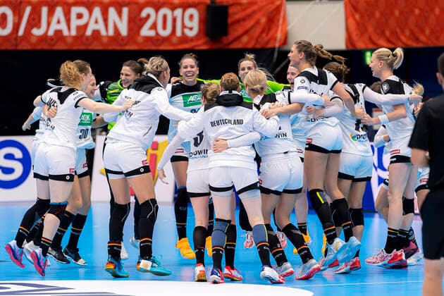 Handball, Women WM 2019, preliminary round, group B, 3 matchday , Denmark Germany the team of Germany, final cheers final cheers emotion joy Kumamoto Kumamoto Prefectural Gymnasium Kumamoto Japan