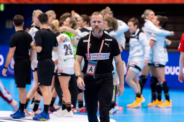 Handball, Women WM 2019, preliminary round, Group B, 3 matchday , Denmark Germany coach Klavs Bruun Jorgensen Denmark dissatisfied disappointed disappointed down frustrated, Germany celebrates in the background Kumamoto Kumamoto Prefectural Gymnasium Kumamoto Japan