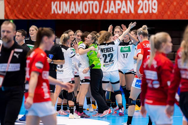 Handball, Women WM 2019, preliminary round, group B, 3 matchday , Denmark Germany the team of Germany, final cheers final cheers emotion joy Kumamoto Kumamoto Prefectural Gymnasium Kumamoto Japan