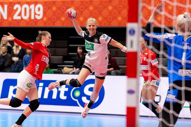 Handball, Women WM 2019, preliminary round, group B, 3 matchday , Denmark Germany Kim Naidzinavicius Germany Bietigheim , goalkeeper Sandra Toft Denmark Kumamoto Kumamoto Prefectural Gymnasium Kumamoto Japan