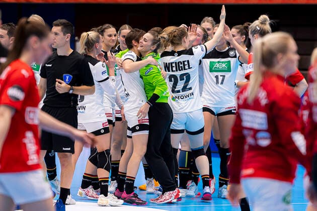 Handball, Women WM 2019, preliminary round, Group B, 3 matchday , Denmark Germany Ina Grossmann Germany Thuringer HC and goalkeeper Dinah Eckerle Germany SG BBM Bietigheim are in each others arms, final cheers final cheers emotion joy Kumamoto Kumamoto Prefectural Gymnasium Kumamoto Japan