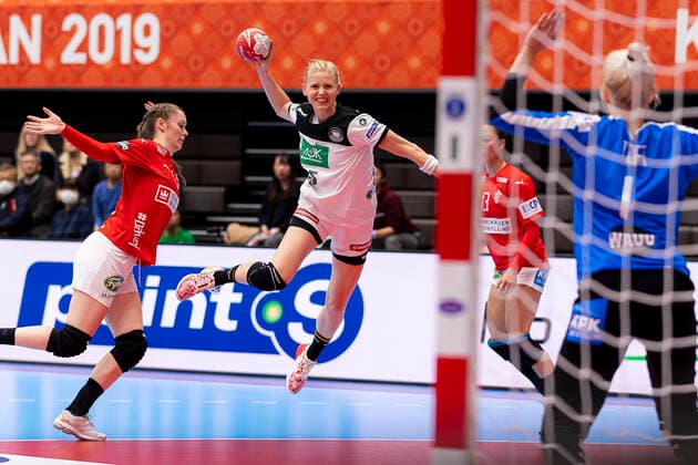Handball, Women WM 2019, preliminary round, group B, 3 matchday , Denmark Germany Kim Naidzinavicius Germany Bietigheim , goalkeeper Sandra Toft Denmark Kumamoto Kumamoto Prefectural Gymnasium Kumamoto Japan