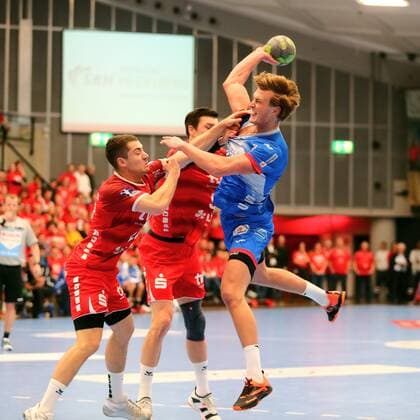 l6 in duel with Jerome Mueller Ludwigshafen Eulen Ludwigshafen vs. TBV Lemgo, Handball, DHB Cup, 03 12 2019 Eulen Ludwigshafen vs. TBV Lemgo, Handball, DHB Cup, 03 12 2019 Ludwigshafen Copyright: xWeissx Eibner-Pressefotox EP_rws