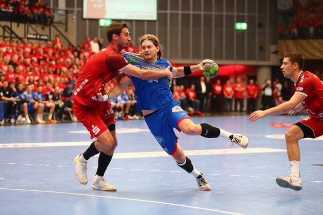Gunnar Dietrich Ludwigshafen in a duel with Andreas Cederholm Lemgo Eulen Ludwigshafen vs TBV Lemgo, Handball, DHB Cup, 03 12 2019 Eulen Ludwigshafen vs TBV Lemgo, Handball, DHB Cup, 03 12 2019 Ludwigshafen Copyright: xWeissx Eibner-Pressefotox EP_rws