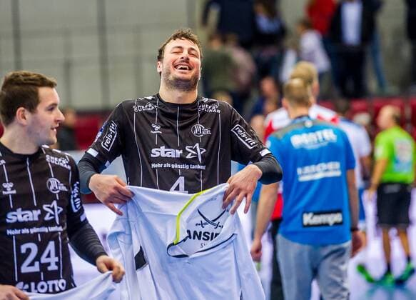 Domagoj Duvnjak, THW Kiel 4 Micha Zarabec, THW Kiel 24 Lachen x TVB 1898 Stuttgart THW Kiel DHB Cup Quarter Final HBL 1 Handball Bundesliga SCHARRrena Stuttgart Baden Wuerttemberg Germany at the match in the DHB Cup Quarter Final, TVB 1898 Stuttgart THW Kiel Stuttgart 03 12 19 Handball DHB Cup , Stuttgart Baden Wuerttemberg Germany
