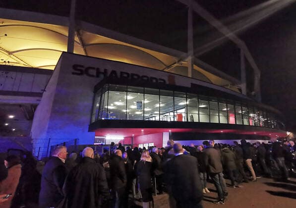 BAU 03 12 2019 Stuttgart Handball TVB Stuttgart vs. THW Kiel, feature, the Scharrena has to be cleared due to a technical defect Spectators are waiting in front of the hall