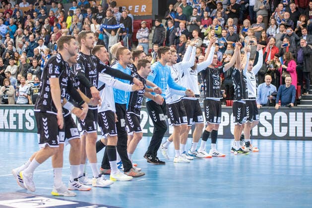 The Kiel players celebrate with their fans Germany, Stuttgart, 03 12 2019, HaBa, DHB Cup, quarter finals TVB 1898 Stuttgart vs. THW Kiel, SCHARRena