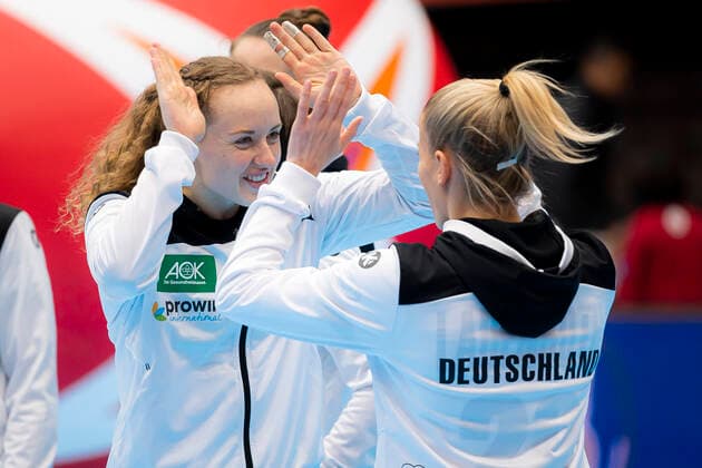 Handball, Women WM 2019, preliminary round, group B, 3 matchday , Denmark Germany Maren Weigel Germany Metzingen gossip with Antje Lauenroth Germany Bietigheim ab Kumamoto Kumamoto Prefectural Gymnasium Kumamoto Japan