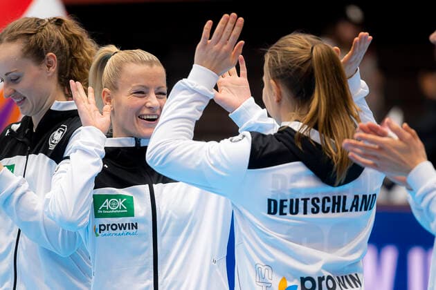 Handball, Women WM 2019, preliminary round, Group B, 3 matchday , Denmark Germany Antje Lauenroth Germany Bietigheim , Jenny Behrend Germany VfL Oldenburg laughing laughing smiling good mood grinning grinning Kumamoto Kumamoto Prefectural Gymnasium Kumamoto Japan