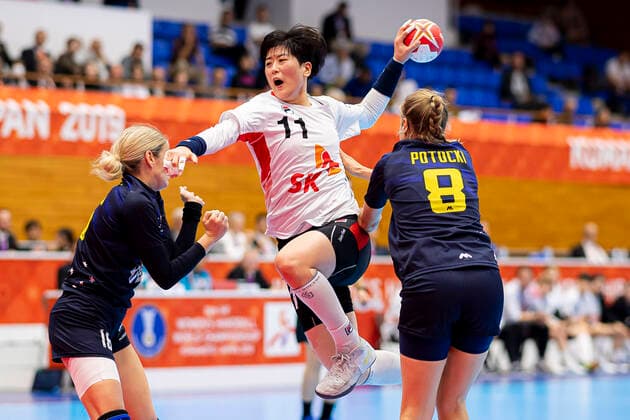 Handball, Women WM 2019, preliminary round, group B, 4 matchday , Australia South Korea Eun Hee Ryu Korea at the throw, Sally Potocki Australia Yamaga Yamaga Overall high school Kumamoto Japan
