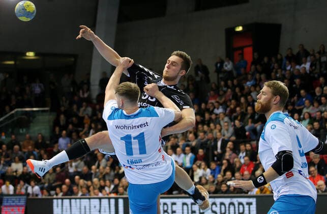 BAU 03 12 2019 Stuttgart Handball TVB Stuttgart vs. THW Kiel, above Nikola Bilyk Kiel , below Adam Lönn TVB , Manuel Späth TVB, right