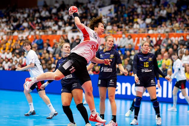 Handball, Women WM 2019, preliminary round, group B, 4 matchday , Australia South Korea Eunhye Kang Korea at the throw Yamaga Yamaga Overall high school Kumamoto Japan