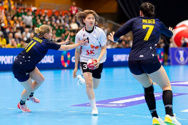 Handball, Womens World Cup 2019, Preliminary Round, Group B, 4 Matchday , Australia South Korea v li Emma Guignard Australia , Suhyeon Moon Korea , Ana Meded Australia Yamaga Yamaga Overall High School Kumamoto Japan